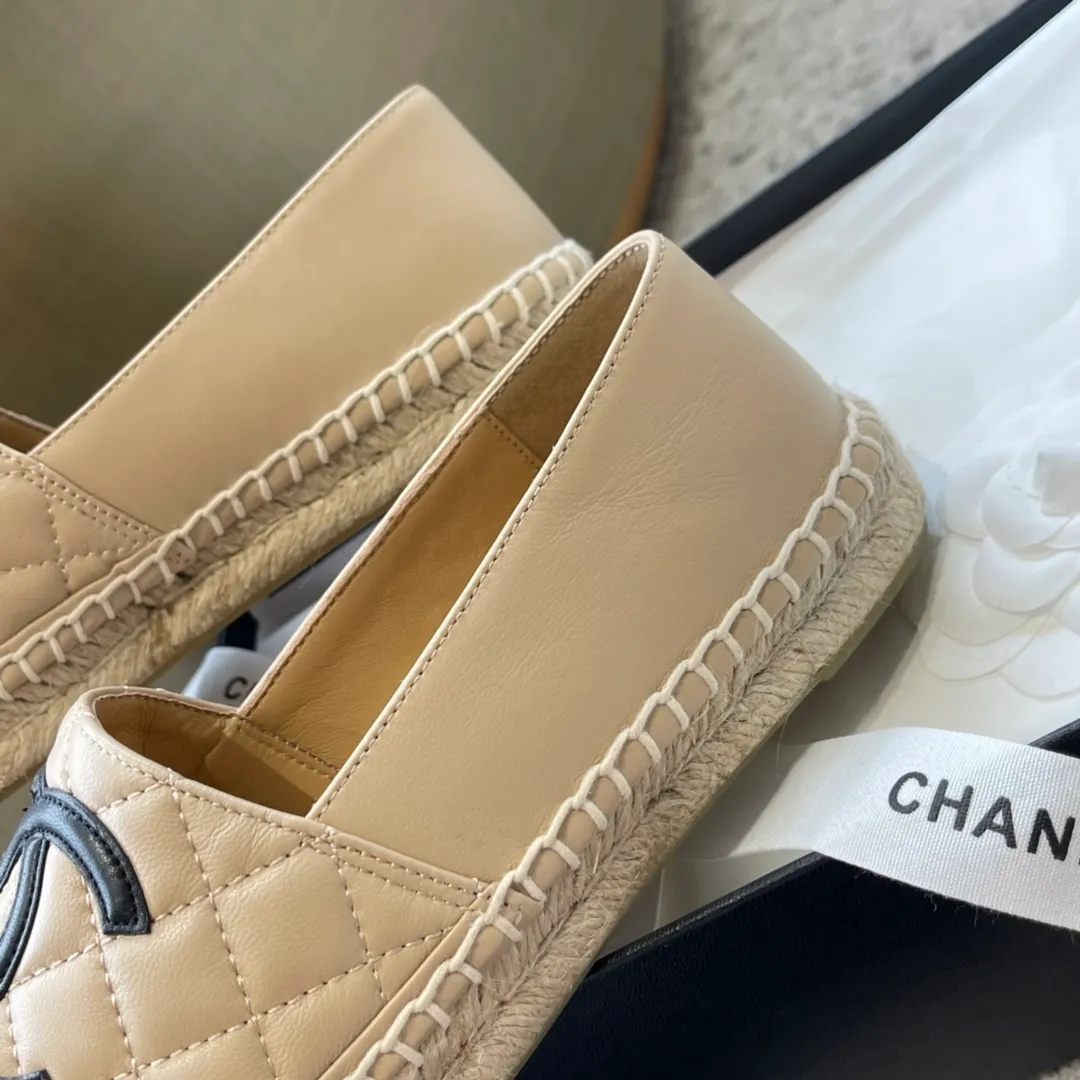 👟👟Ex-factory price 440👟👟 Chanel’s full range of classic fisherman shoes, the original version is reproduced with zero dead ends, and the details are exquisite and high-end‼ ️ 1️⃣Material: The upper/inner is made of first-layer sheepskin (the fabric is soft and becomes softer), and the vintage cloth is mixed with special materials... 2️⃣Natural hemp rope with a transparent vulcanized sole, which is wear-resistant and not easy to deglue and come off the sole, and the foot is absolutely comfortable... 3️⃣Original steel-stamped foot pads, cloth color matching, leather color matching, patent leather surface, rhombus surface, regular size 35-40 (34.41.42 customized)